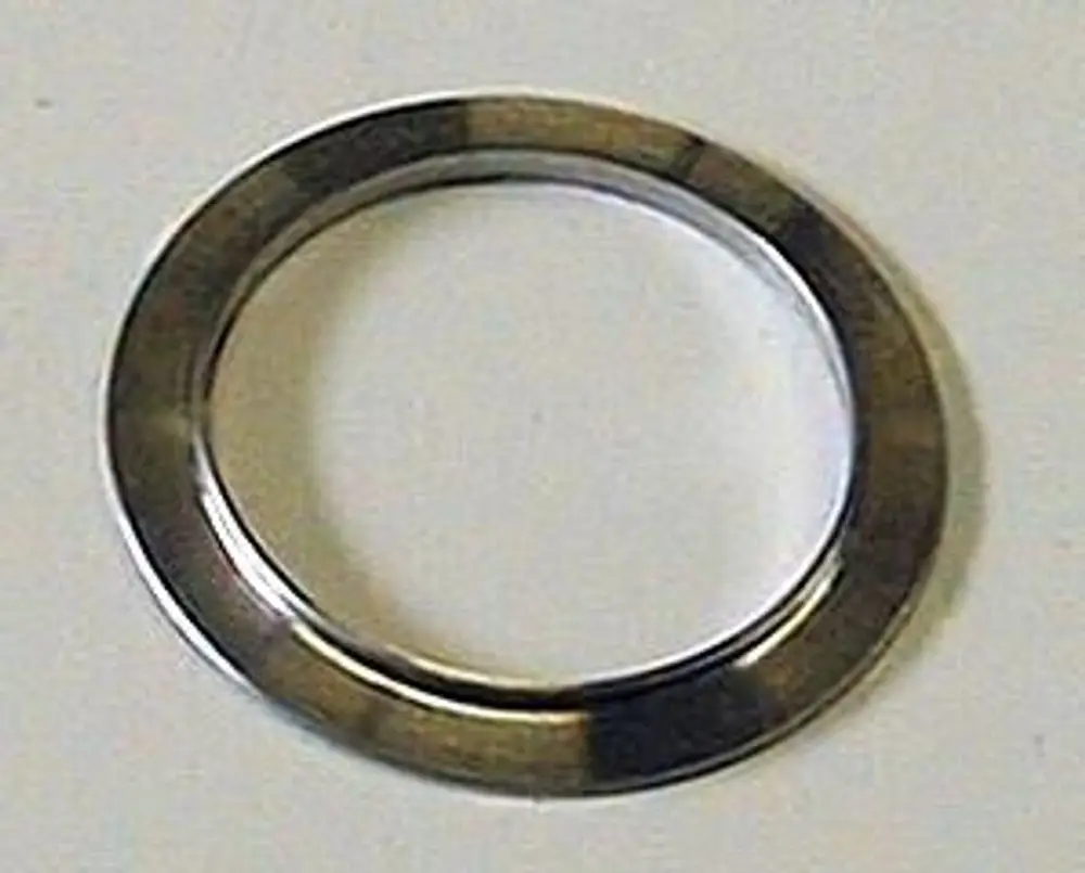 Metallring auf hellem Hintergrund, möglicherweise Teil eines Heizsystems. Brötje könnte damit in Verbindung stehen.
