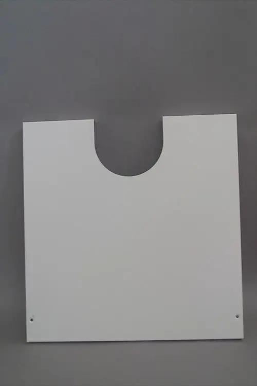 Weißer Verkleidungsdeckel mit rundem Ausschnitt in der Mitte, geeignet für Heizgeräte von Brötje, montierbar durch zwei Löcher im unteren Bereich.