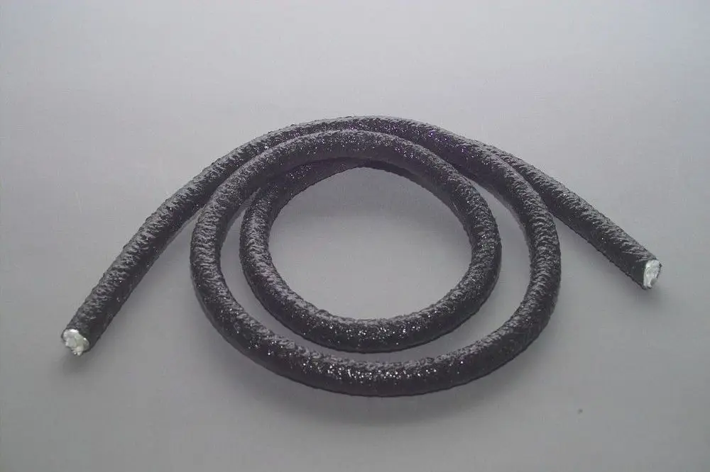 Schwarze Dichtung von Brötje, in Form eines flexiblen Rohres, das in einer geschwungenen Form auf einem hellen Hintergrund liegt.