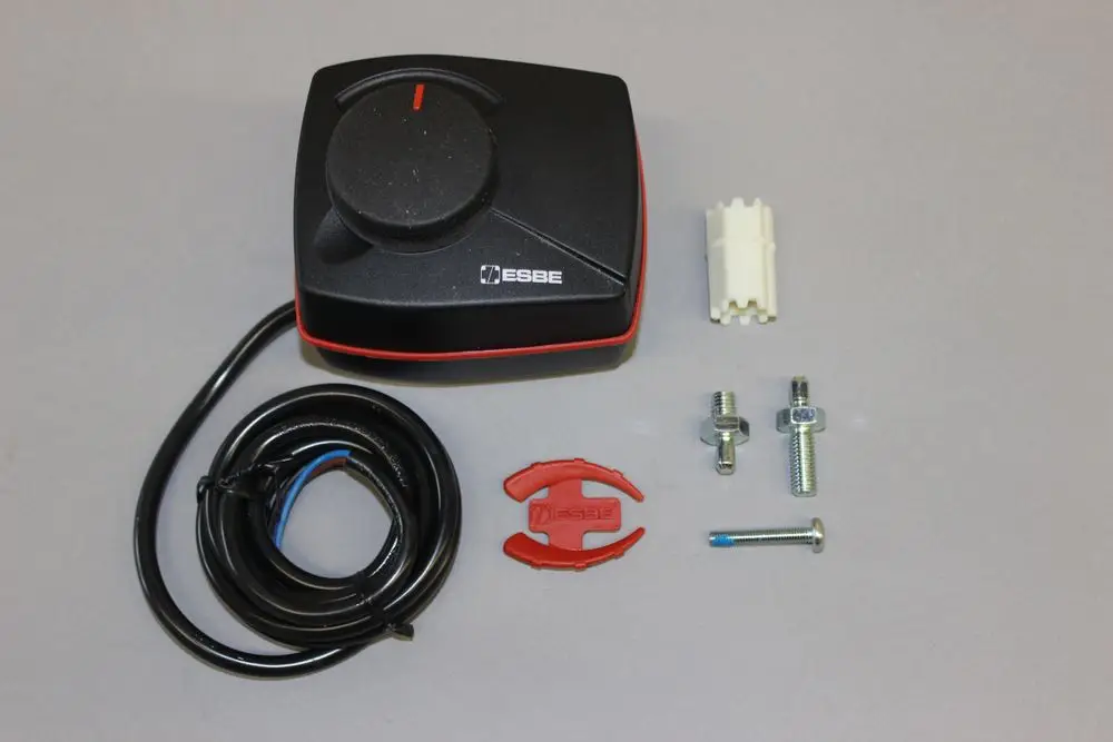 Schwarzer Brötje Antrieb mit einem Drehknopf, Kabel, Anschlussstecker und verschiedenen Schrauben auf grauem Hintergrund.