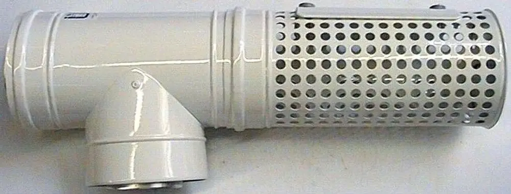 Weißes Bauteil mit perforierter Oberfläche und angeschlossener Rohrleitung. Das Produkt könnte zu einem Abgassystem von Brötje gehören.