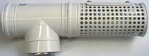 Weißes Bauteil mit perforierter Oberfläche und angeschlossener Rohrleitung. Das Produkt könnte zu einem Abgassystem von Brötje gehören.