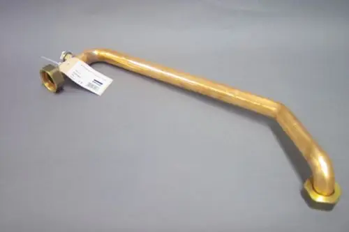 Brass Rohr mit einem gebogenen Ende und zwei Anschlussstücken, genutzt in Heizsystemen, möglicherweise für Brötje Rücklaufkessel.