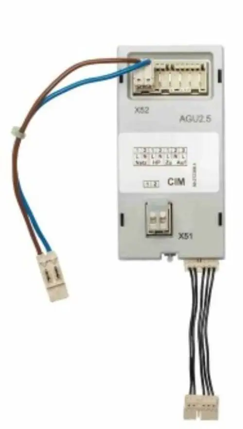 Brötje Busmodul mit mehreren Anschlussklemmen, blau- und braunfarbene Kabel für die elektrische Verbindung, montiert auf einer grauen Grundplatte.