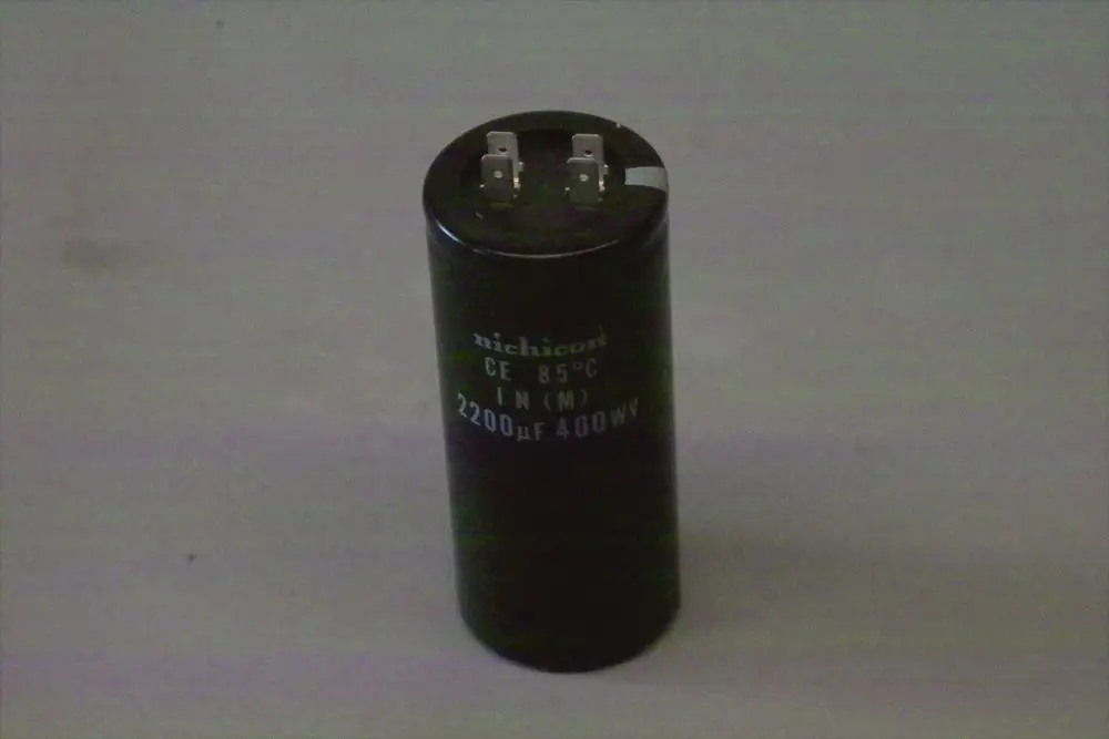 Schwarzer Elektrolyt-Kondensator mit zwei Anschlussstiften an der Oberseite. Die Marke "Brötje" ist abgebildet, sowie die Angaben zu Kapazität und Spannung.