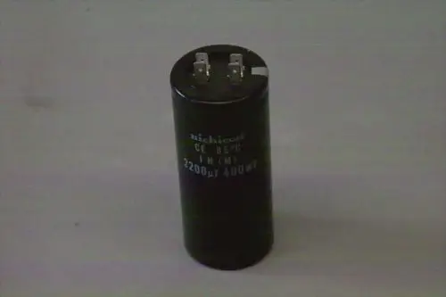 Schwarzer Elektrolyt-Kondensator mit zwei Anschlussstiften an der Oberseite. Die Marke "Brötje" ist abgebildet, sowie die Angaben zu Kapazität und Spannung.