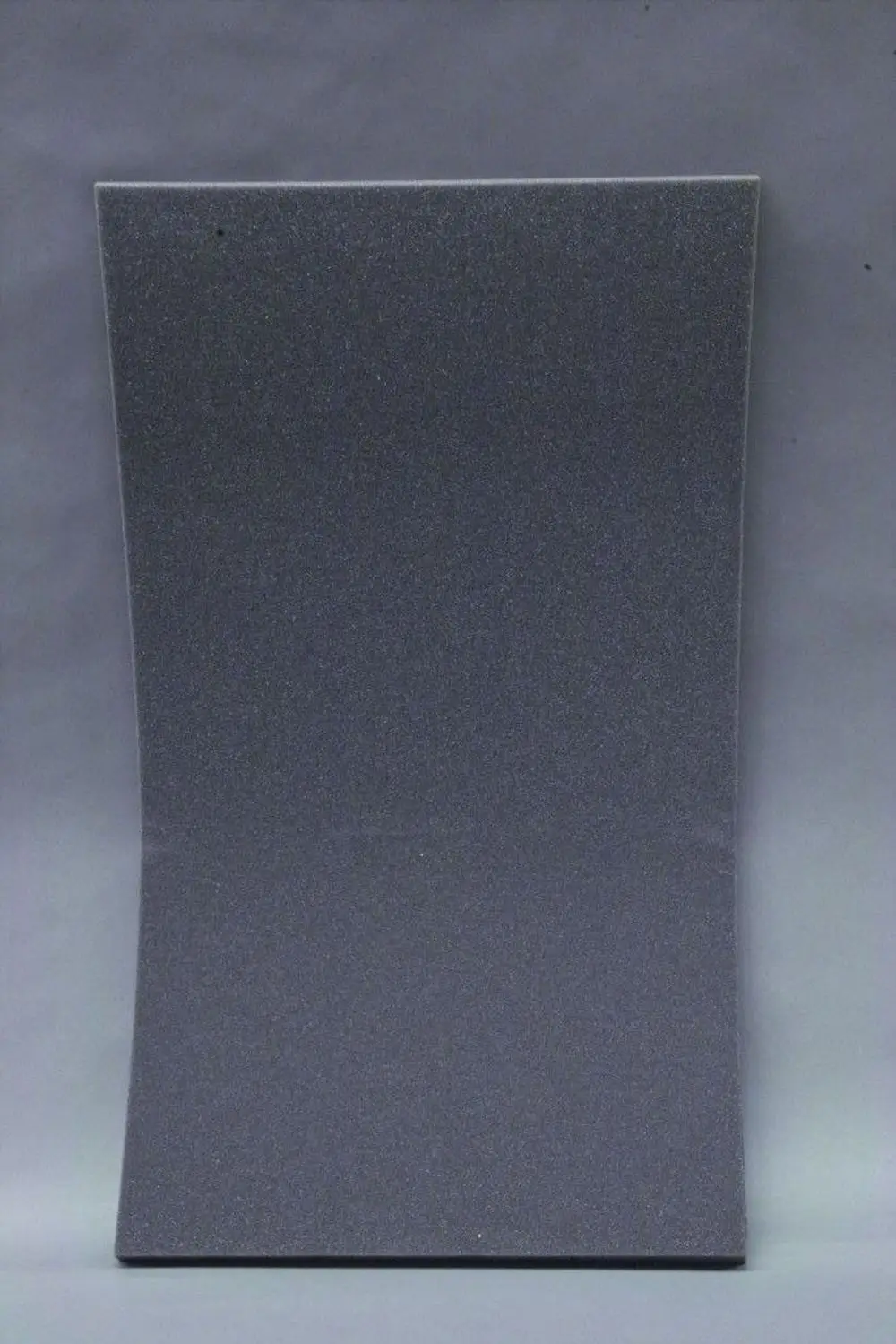 Schaumstoffplatte in Grau, mit glatter Oberfläche. Die Isolierung wird für Verkleidungen verwendet und ist Teil des Produkts von Brötje.