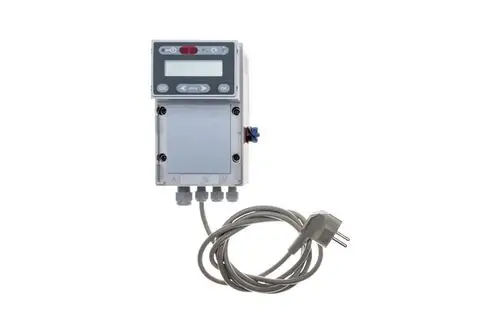 Brötje Steuerungseinheit mit Display und Bedientasten, drei Kabelanschlüssen und einem Stromstecker. Gerät in kompakter Bauform für verschiedene Anwendungen.