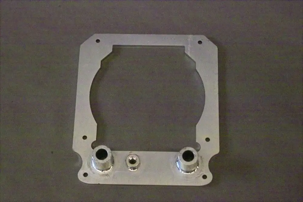 Aluminium-Halteblech mit Ausschnitten und zwei Anschlüssen. Eignung für Brötje-Isolierungen ist offensichtlich. Flache, rechteckige Form.