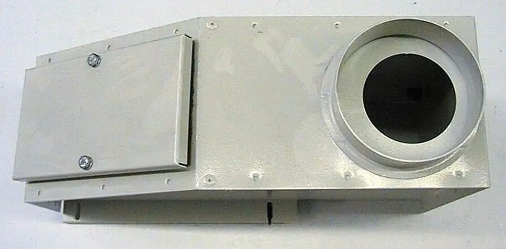 Brötje Strömungssicherung in rechteckiger Ausführung. Die Einheit verfügt über einen runden Anschluss und eine seitliche Abdeckung, aus Metall gefertigt und in heller Farbe.