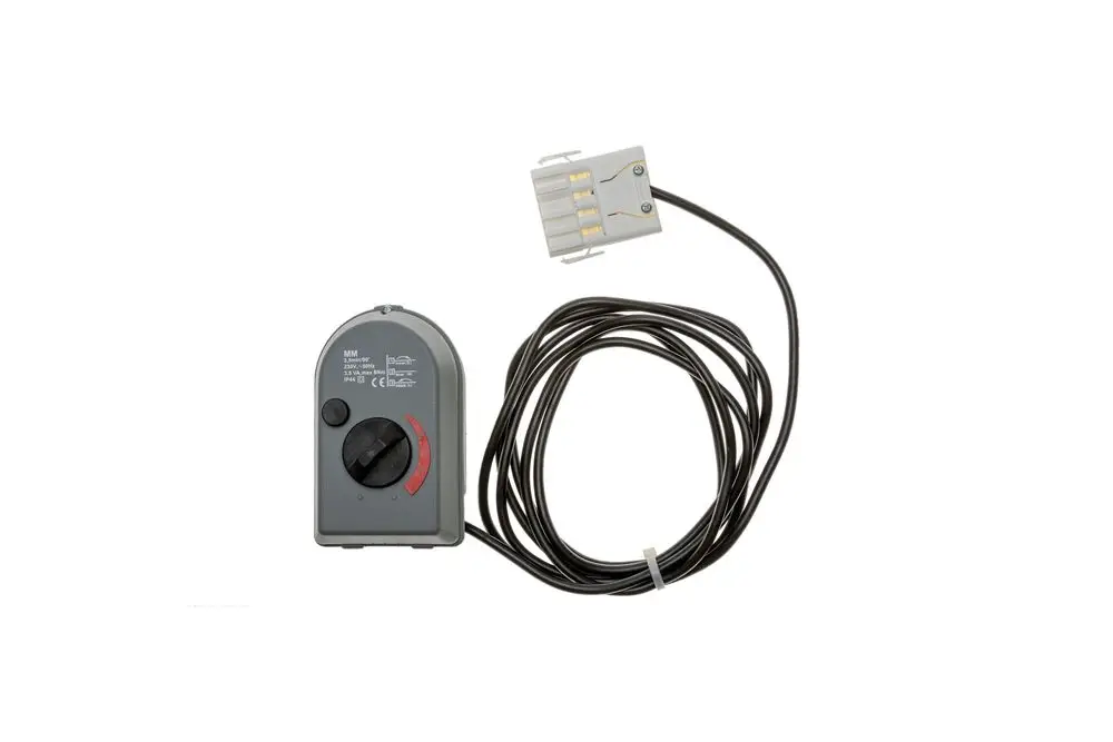 Brötje Mischerantrieb mit einem Drehregler und an einem Kabel verbundenen Steckanschluss, auf einem weißen Hintergrund.