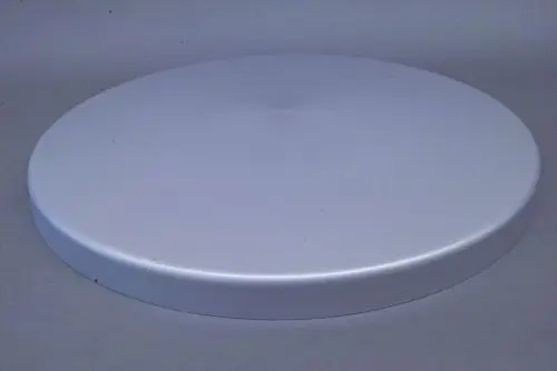 Weißer, runder Verkleidungsdeckel von Brötje ohne erkennbare Maße, auf heller Fläche platziert. Der Deckel hat eine glatte, matte Oberfläche.