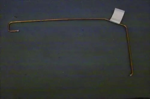 Kupferne Leitung mit gebogener Form und einem kleinen weißen Etikett, möglicherweise für den Außendruckabgleich eines Brötje Heizsystems.