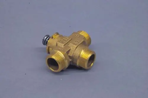 Brötje 3-Wege-Ventil in Goldfarbe mit drei Anschlussgewinden. Einfache Konstruktion zur Regelung von Wasserflüssen in Heizsystemen.