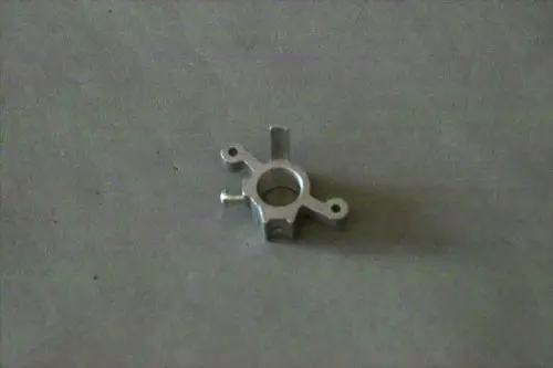 Halterung aus silberfarbigem Metall mit mehreren Befestigungslöchern, geeignet für Brötje-Produkte. Klar erkennbare Aussparungen und Halterungen.