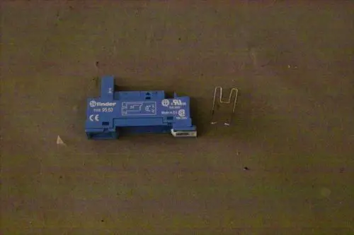 Brötje Sockel in blauer Ausführung, ausgestattet mit einem Anschluss und einer Halterung, auf einer neutralen Unterlage platziert.