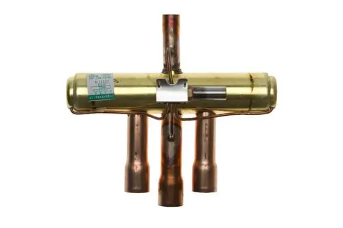 4-Wege-Umschaltventil aus Metall mit mehreren Anschlüssen, das zur Umleitung von Heizungswasser dient, eindeutig als Brötje-Produkt erkennbar.