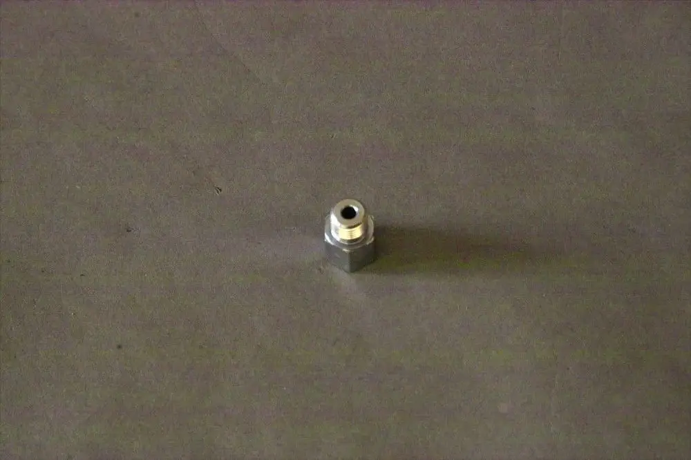 Brötje Nippel aus Metall mit einem Gewinde. Das Bauteil hat eine runde Öffnung und steht auf einem neutralen Hintergrund.