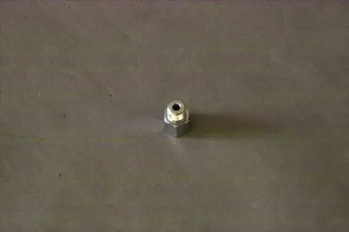 Brötje Nippel aus Metall mit einem Gewinde. Das Bauteil hat eine runde Öffnung und steht auf einem neutralen Hintergrund.
