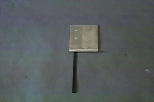 Brötje Luftklappe mit quadratischem Metallgehäuse und einem flachen, vertikalen Hebel, montiert auf einer grauen Oberfläche.
