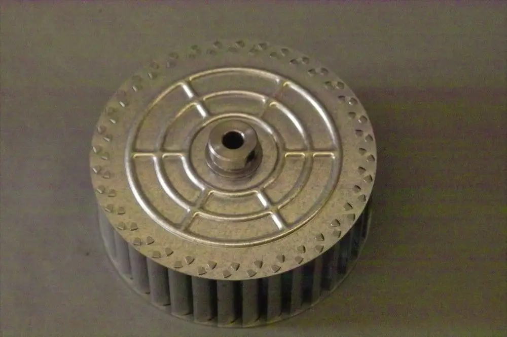 Metallisches Gebläserad mit runder, perforierter Oberfläche und seitlichen Lamellen, möglicherweise für Heizungsanlagen von Brötje geeignet.