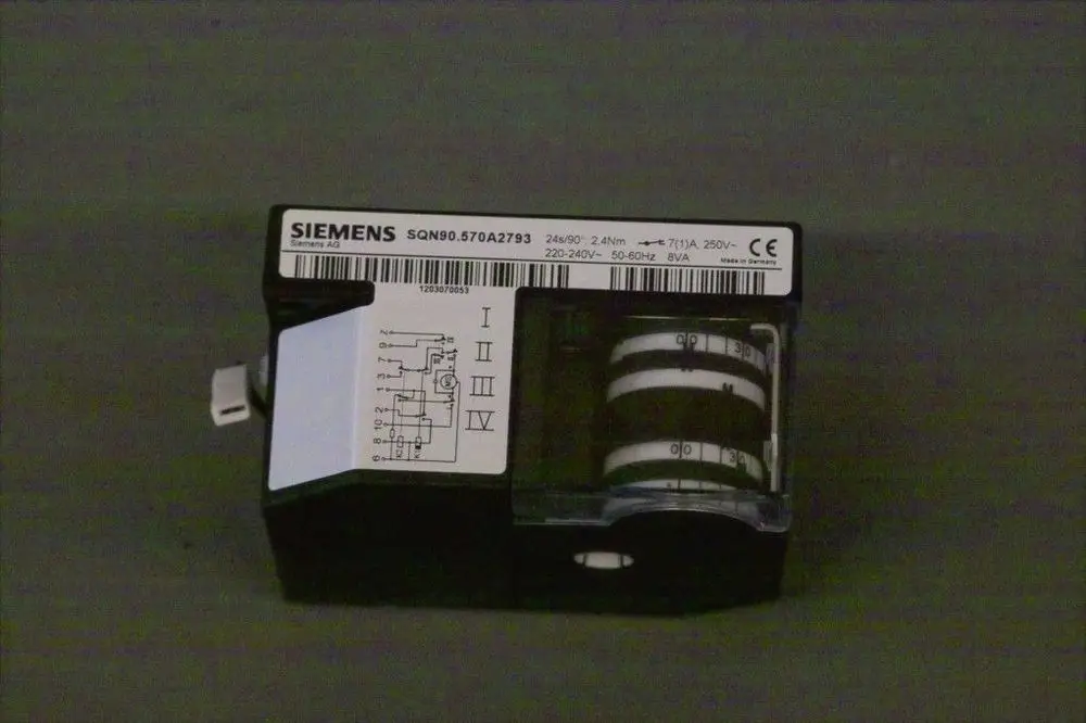 Siemens Stellantrieb mit mehreren Anschlussmöglichkeiten und technischen Details, auf einem grauen Hintergrund abgebildet.