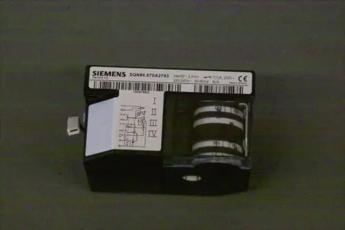 Siemens Stellantrieb mit mehreren Anschlussmöglichkeiten und technischen Details, auf einem grauen Hintergrund abgebildet.