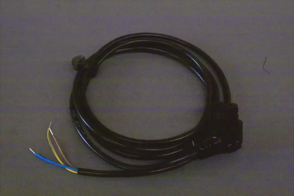 Schwarzes Kabel mit einem Stecker und freiliegenden Drähten in Blau, Grau und Gelb. Das Produkt ist eine Brötje Anschlussleitung für eine HEP-Pumpe.