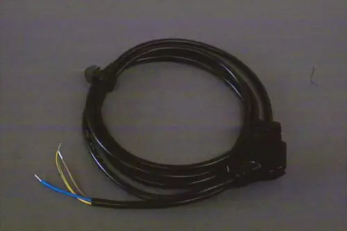 Schwarzes Kabel mit einem Stecker und freiliegenden Drähten in Blau, Grau und Gelb. Das Produkt ist eine Brötje Anschlussleitung für eine HEP-Pumpe.