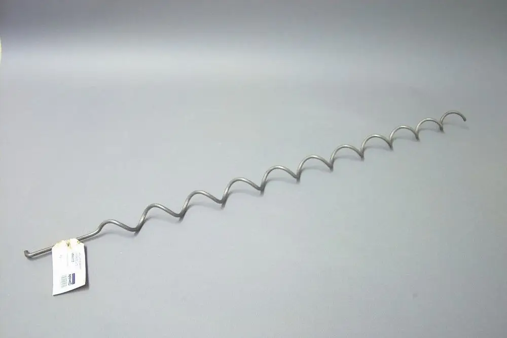 Metallischer Wirbulator von Brötje mit geschwungener Form. Das Produkt hat mehrere Wellen und eine lange, gerade Form. An einem Ende befindet sich ein Haken.