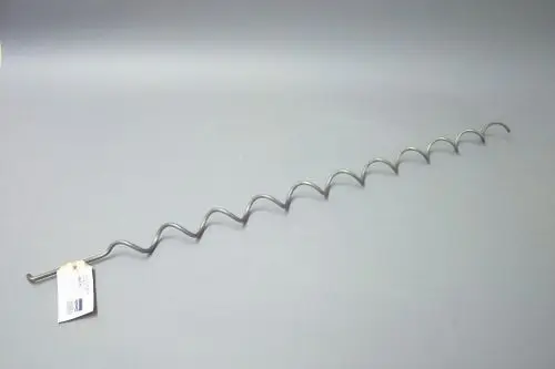 Metallischer Wirbulator von Brötje mit geschwungener Form. Das Produkt hat mehrere Wellen und eine lange, gerade Form. An einem Ende befindet sich ein Haken.