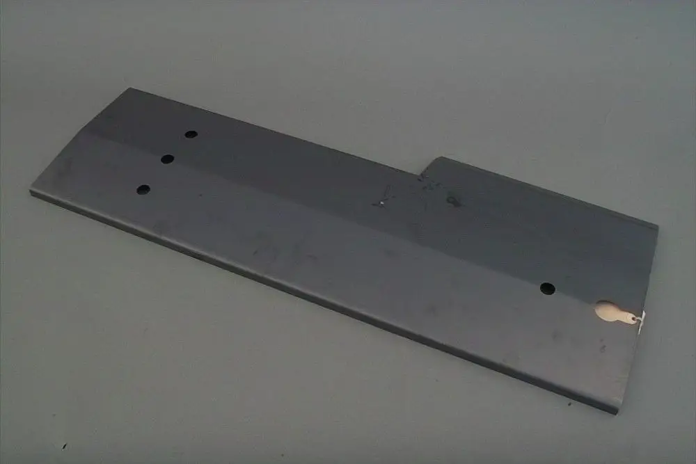 Brötje Feuerraumblech, metallische Oberfläche, rechteckige Form mit mehreren Löchern zur Befestigung, geeignet für den Einsatz in Heizsystemen.