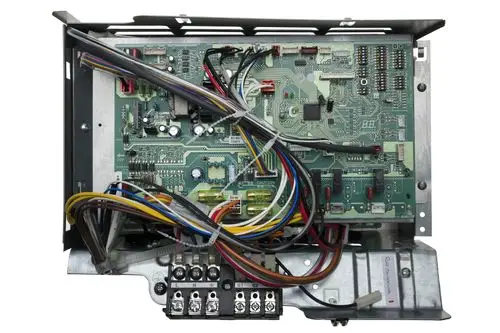 Brötje Schaltfeld mit sichtbarem Leiterplattenlayout und zahlreichen Anschlusskabeln, montiert in einem Metallgehäuse, zur Steuerung von Heizsystemen.