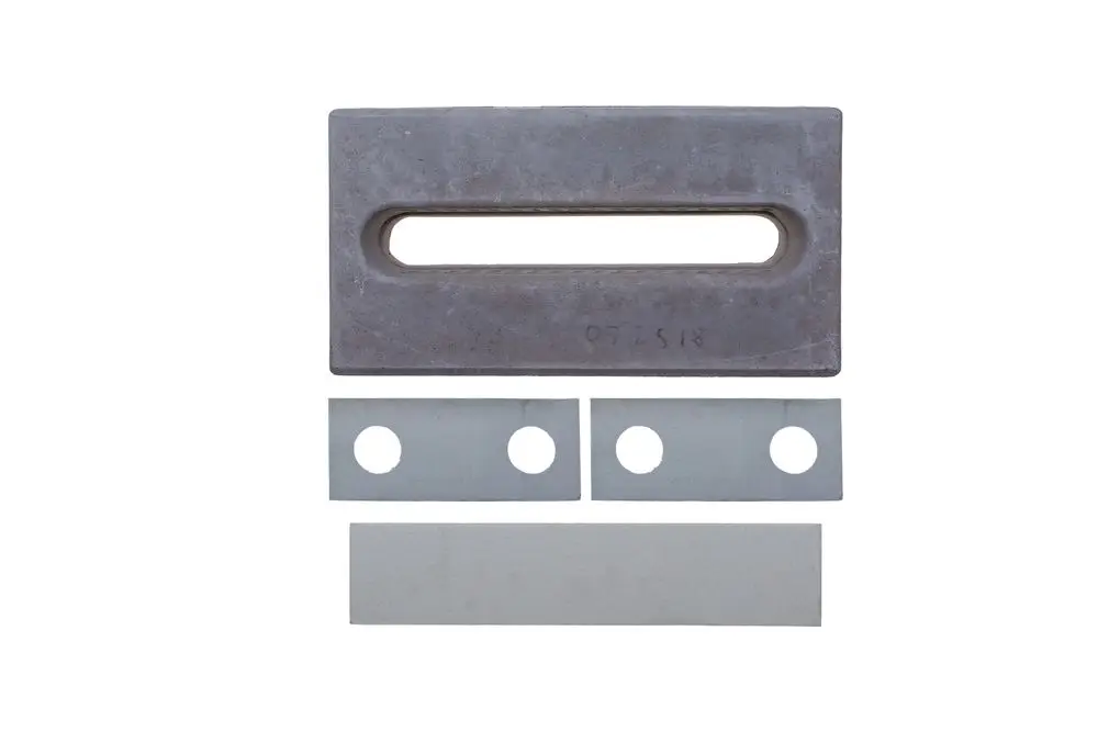 Brötje Einsatzstein in rechteckiger Form mit einem länglichen Ausschnitt oben und zwei metallischen Platten mit runden Löchern und einer geraden Platte darunter.