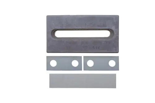 Brötje Einsatzstein in rechteckiger Form mit einem länglichen Ausschnitt oben und zwei metallischen Platten mit runden Löchern und einer geraden Platte darunter.