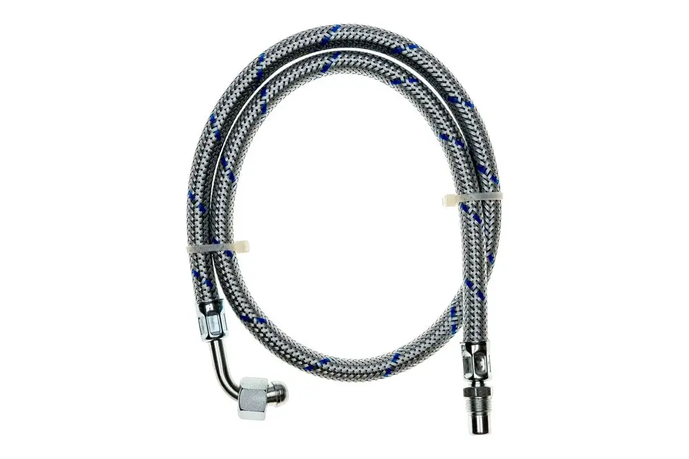 Ölschlauch in Metalloptik mit blauen und grauen Mustern. Anschlüsse an beiden Enden sind deutlich sichtbar. Das Produkt ist für Heizungsanlagen von Brötje geeignet.