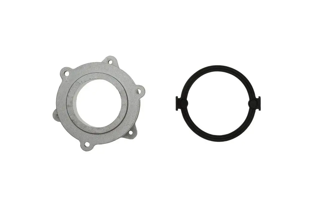 Brötje Adapter zur Verbindung von Mischkanal und Brenner, bestehend aus einem metallischen Adapter mit Befestigungsöffnungen und einem schwarzen Gummiring.
