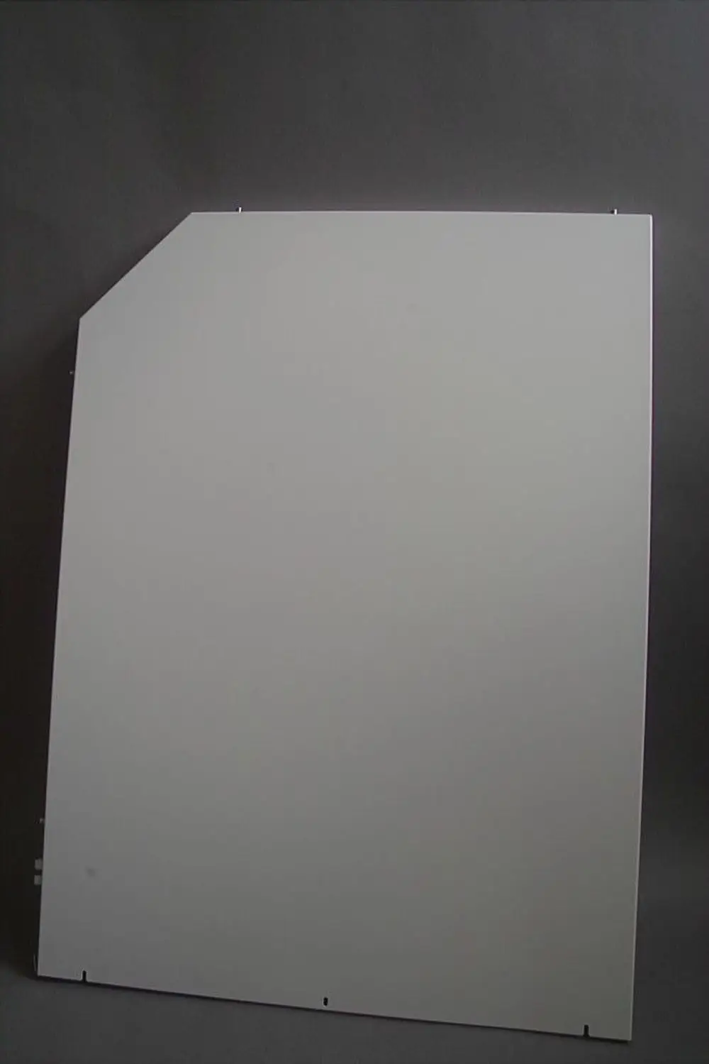 Weiße Wandverkleidung, rechte Seite, von Brötje, mit abgerundeter Ecke und Verschraubungen, vor neutralem Hintergrund.