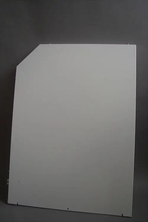 Weiße Wandverkleidung, rechte Seite, von Brötje, mit abgerundeter Ecke und Verschraubungen, vor neutralem Hintergrund.