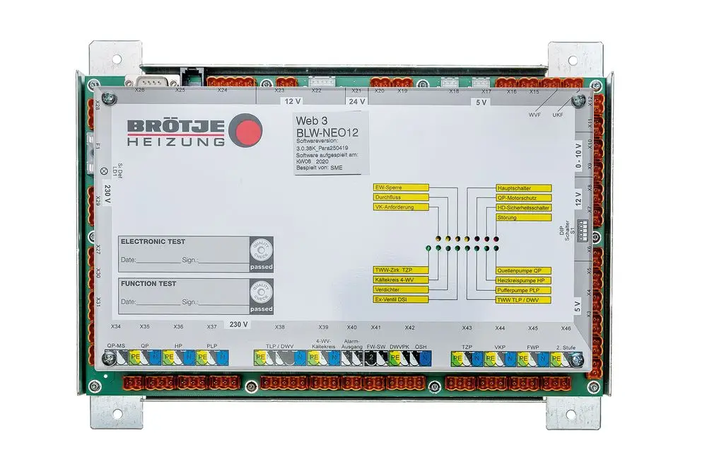 Steuerungseinheit von Brötje mit verschiedenen Anschlüssen und Testfeldern. Die Platine zeigt elektronische und Funktionstests in einem klar strukturierten Layout.
