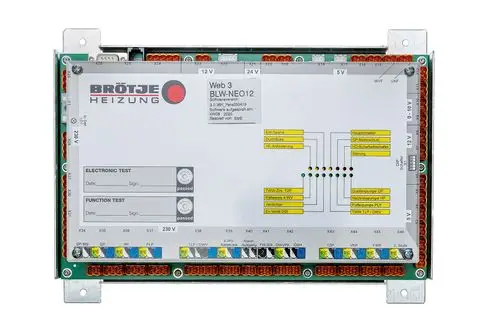 Steuerungseinheit von Brötje mit verschiedenen Anschlüssen und Testfeldern. Die Platine zeigt elektronische und Funktionstests in einem klar strukturierten Layout.