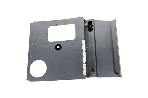 Graues Metallblech mit verschiedenen Öffnungen und Ausschnitten. Es zeigt die Konstruktionsdetails und Montageschrauben für eine Brötje Regelung.