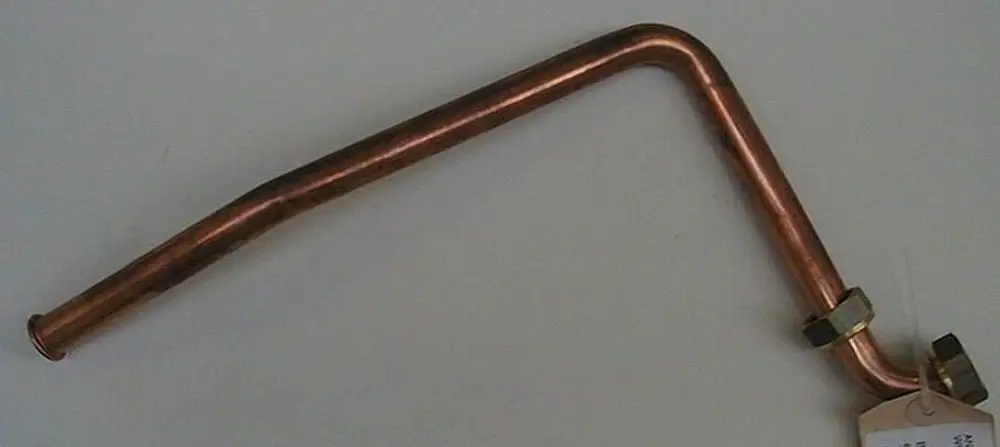 Kupferrohr mit einer langen, gebogenen Form und einer Verschraubung. Teil eines Gasanschlusses, wahrscheinlich von der Marke Brötje.