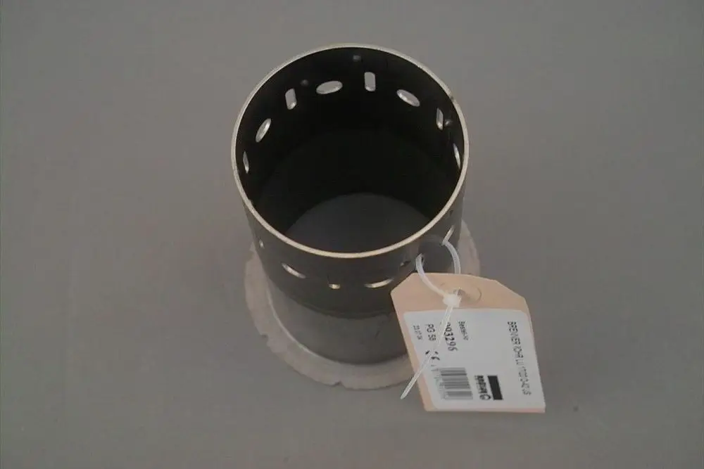 Zylindrisches Metallbauteil mit gelochter Oberfläche, mit Etikett, geeignet für die Installation in Heizgeräten der Marke Brötje.