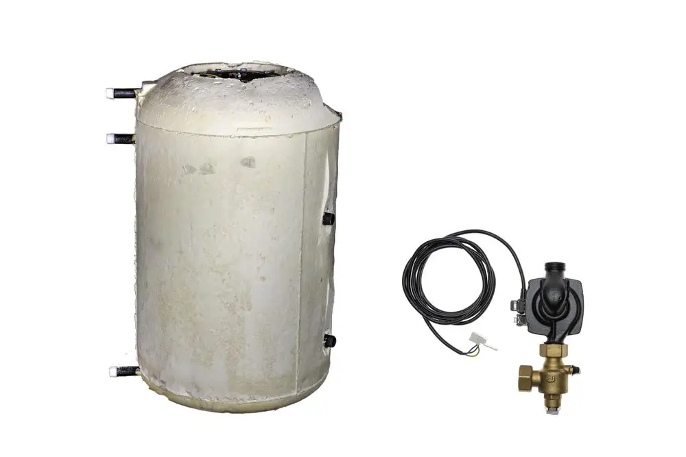 Brötje Speicher, zylindrischer Warmwasserspeicher mit isolierter Oberfläche und Anschluss für Heizungsanwendungen, daneben ein Ventil mit Kabelanschluss.