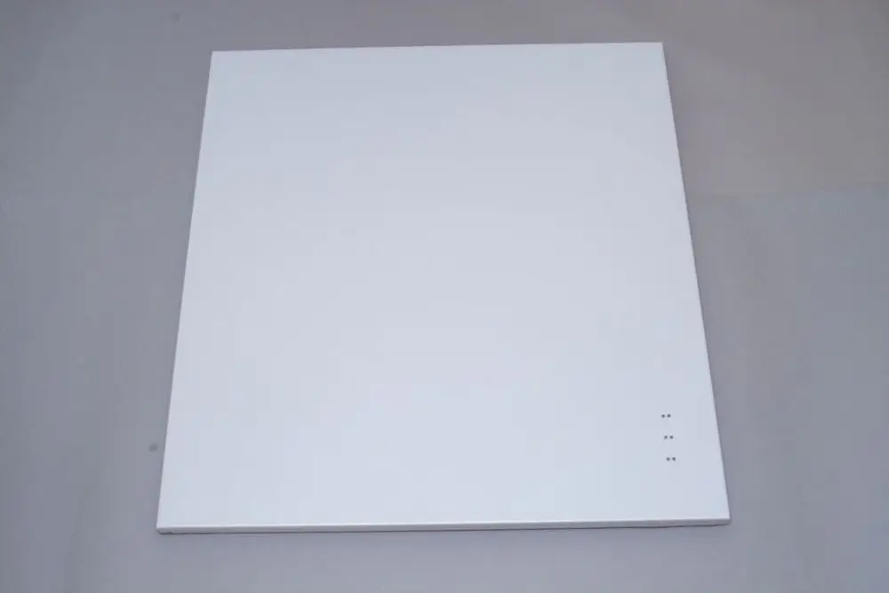 Weiße Verkleidung von Brötje für einen Verdampfer, rechteckig und flach, mit drei kleinen Punkten an einer Seite, auf neutralem Hintergrund.
