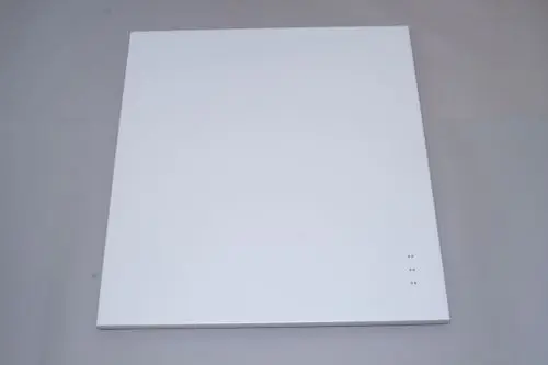 Weiße Verkleidung von Brötje für einen Verdampfer, rechteckig und flach, mit drei kleinen Punkten an einer Seite, auf neutralem Hintergrund.
