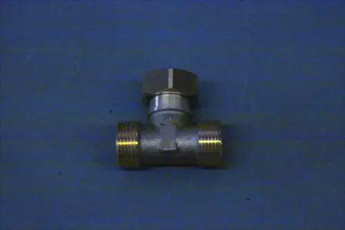 Brötje Anschlussstück aus Metall mit zwei Ausgängen mit Innengewinde und einem oberen Anschluss mit Außengewinde, auf blauer Unterlage.