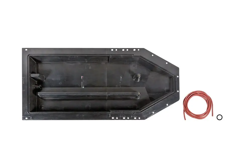Schwarze Wassersammelschale mit verschiedenen Öffnungen und Halterungen. Edelstahl-Elemente sind sichtbar. Ein flexibles Kabel und ein O-Ring liegen daneben. Brötje Produkt.