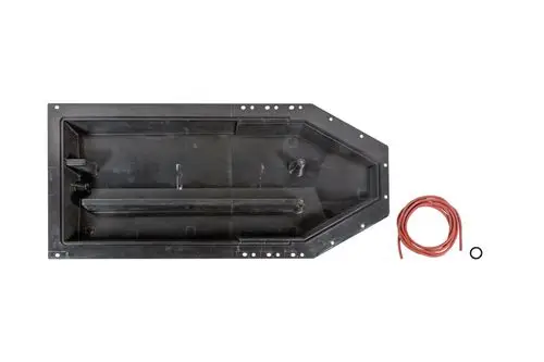 Schwarze Wassersammelschale mit verschiedenen Öffnungen und Halterungen. Edelstahl-Elemente sind sichtbar. Ein flexibles Kabel und ein O-Ring liegen daneben. Brötje Produkt.